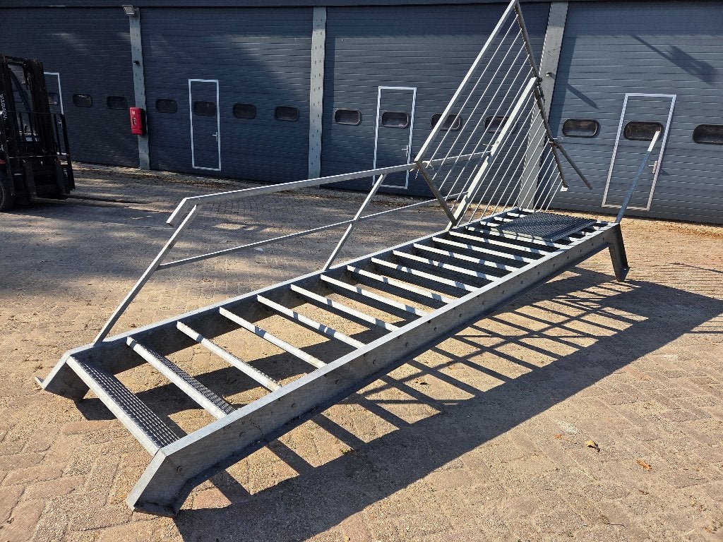 Diverse trappen met leuning en plateau, Doe-het-zelf en Bouw, Ophalen, Zo goed als nieuw, Trap