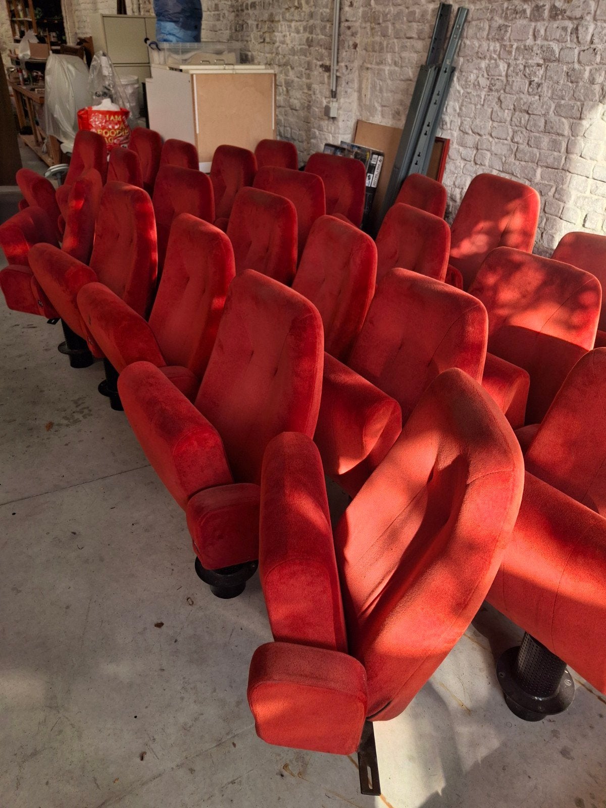 25 chaises de théâtre en velours, Enlèvement