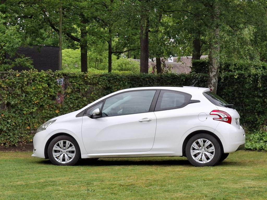 Peugeot 208 essence, Autos, Peugeot, Entreprise, ABS, Airbags, Climatisation automatique, Ordinateur de bord, Verrouillage central