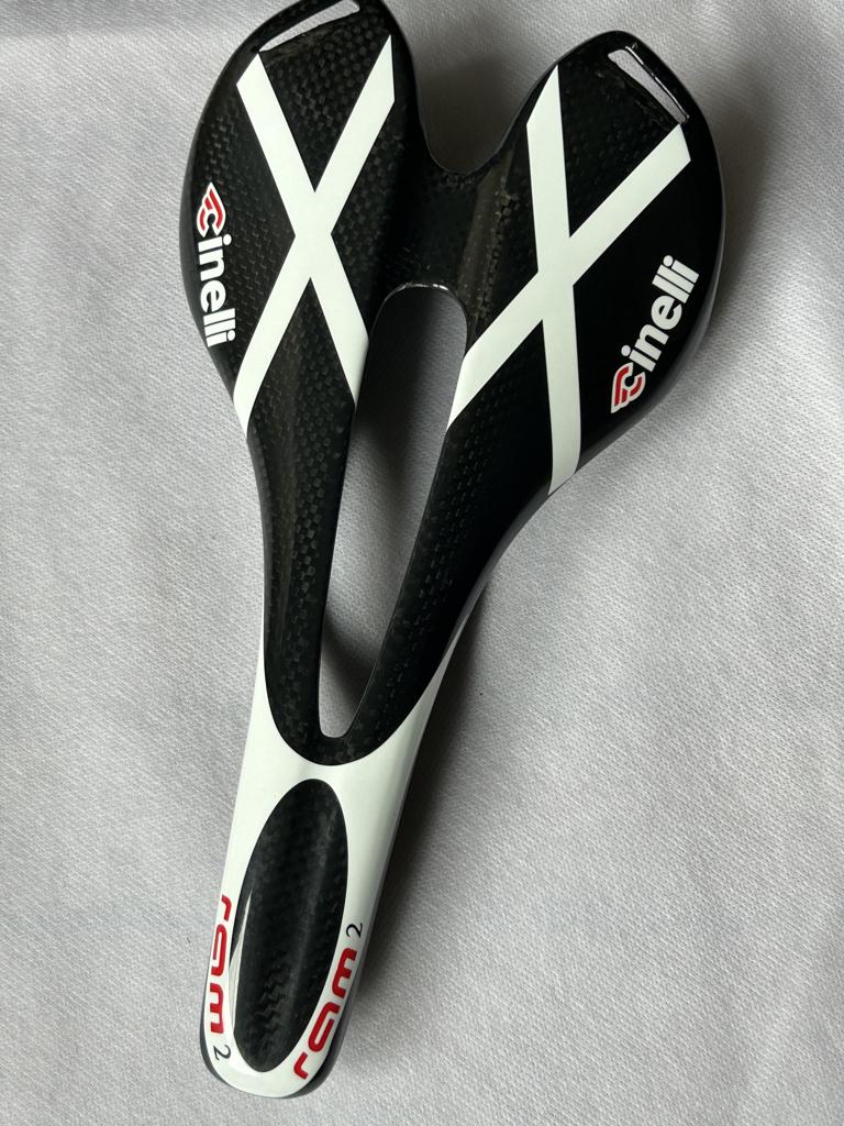 Selle Cinelli de vélo en carbone super légère  136 Grammes, Vélos & Vélomoteurs, Enlèvement, Neuf, Selle, Carbone