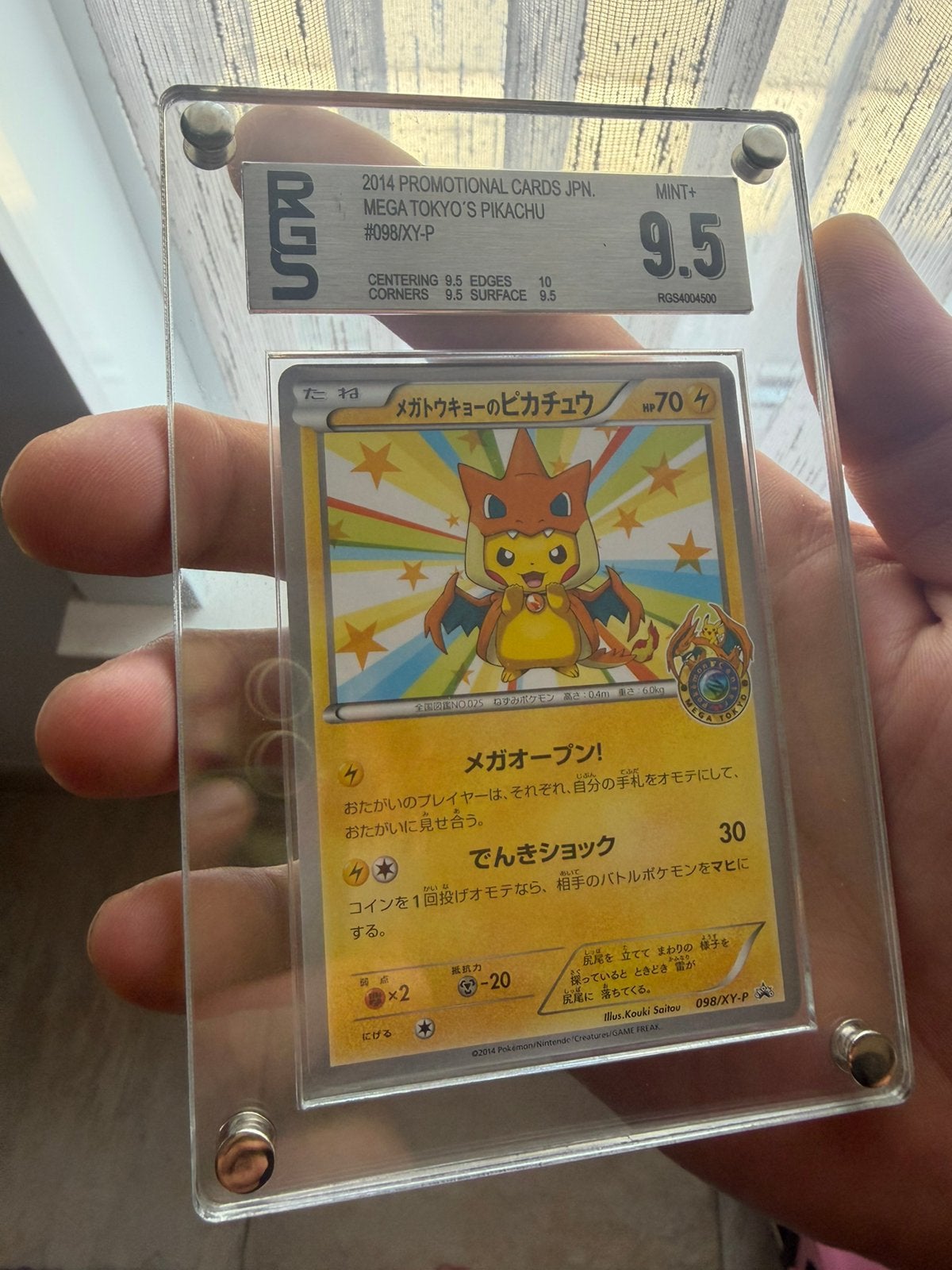 Pikachu pokemoncenter charizard poncho xy RGS 9,5, Enlèvement ou Envoi, Comme neuf