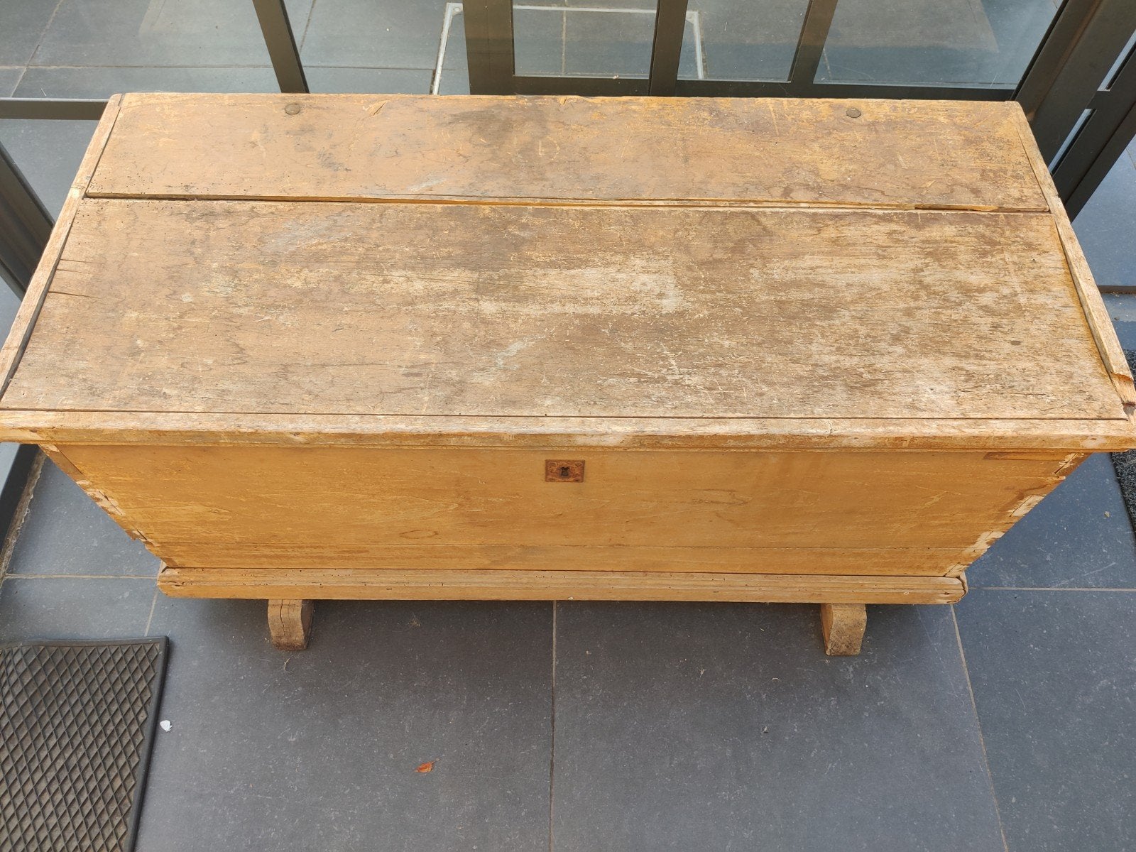Antieke houten dekenkist, Ophalen