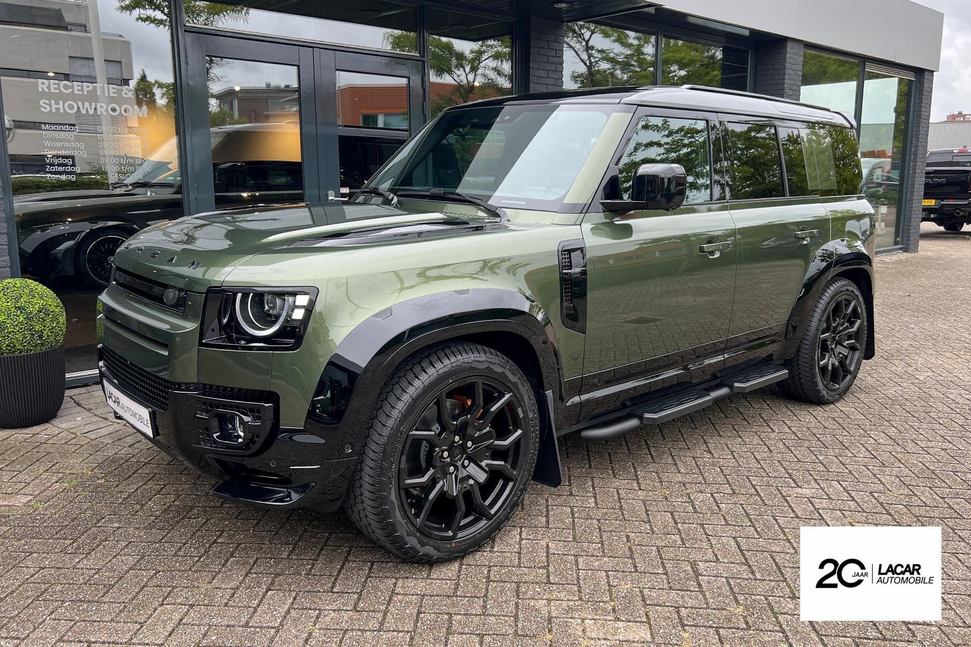 Land Rover Defender 110 P300e X-Dynamic I URBAN Widetrack, Automaat, Dealer onderhouden, Gebruikt, Zwart