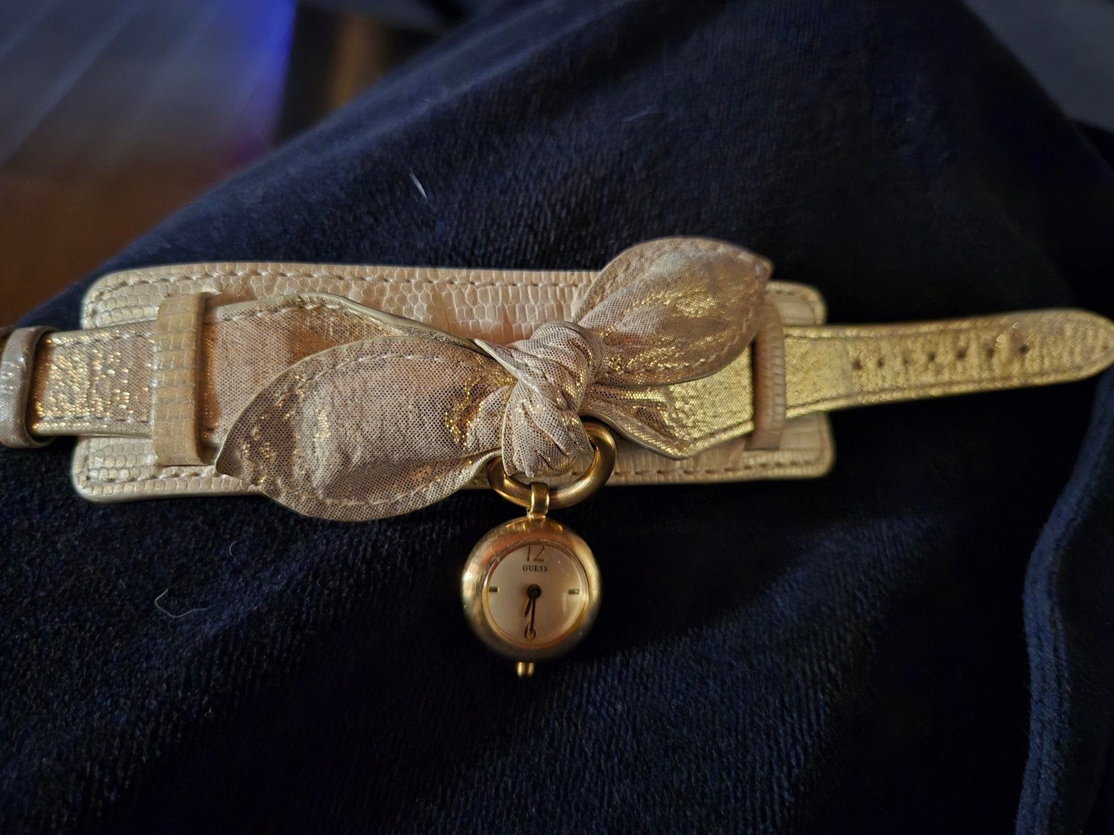 GUESS horloge, Handtassen en Accessoires, Horloges | Dames, Guess, Ophalen of Verzenden, Goud, Leer
