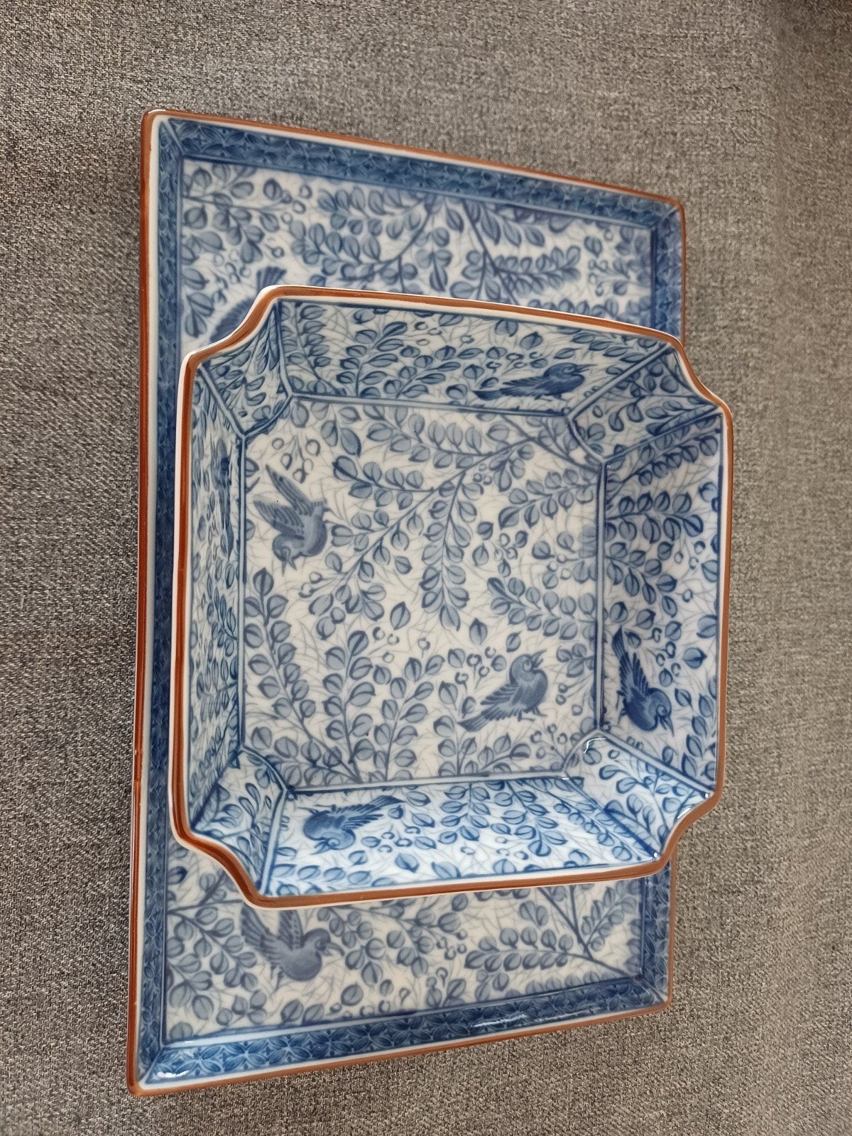 Delfts blauw bord en kommetje, Enlèvement