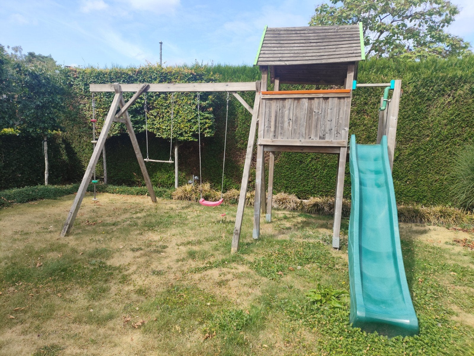 Houten speelhuis met glijbaan en schommels, Enfants & Bébés, Jouets | Extérieur | Aires de jeux, Enlèvement, Toboggan