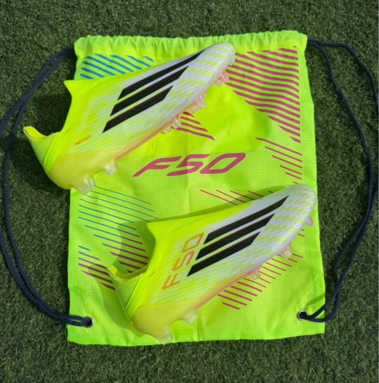 Adidas f50 voetbalschoenen neongeel, Sport en Fitness, Ophalen of Verzenden, Zo goed als nieuw, Schoenen