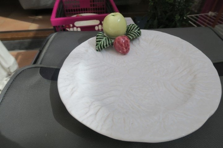 Bord wit met vaste decoratie (appel, aardbei, blaadjes), Neuf, Assiettes(s), Enlèvement ou Envoi, Autres marques