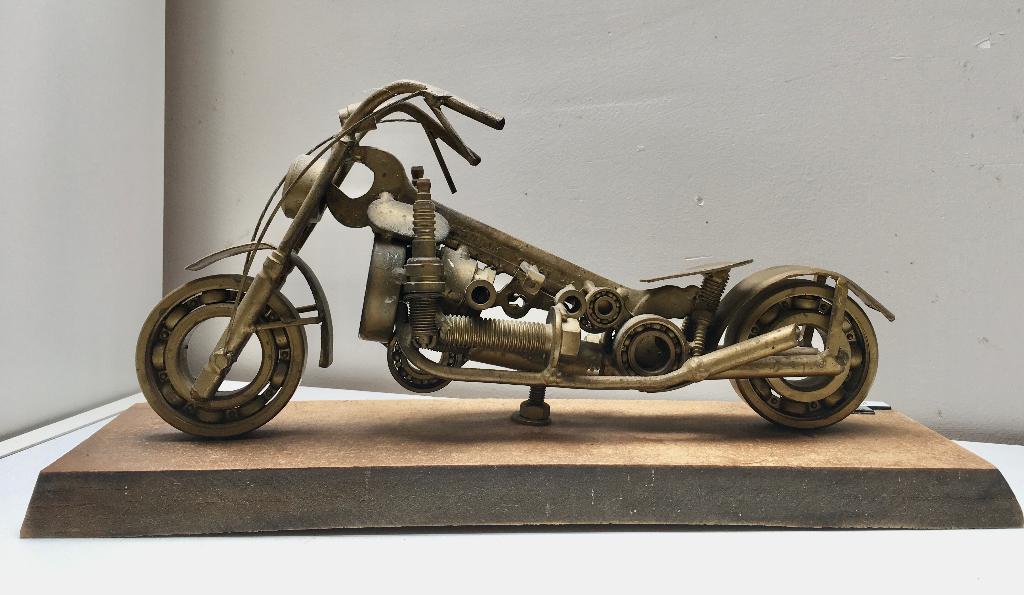 Handgemaakte metalen moto, Ophalen