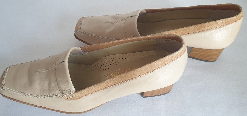 Scolaro instappers maat 37,5, Kleding | Dames, Ophalen of Verzenden, Scolaro, Instappers, Beige
