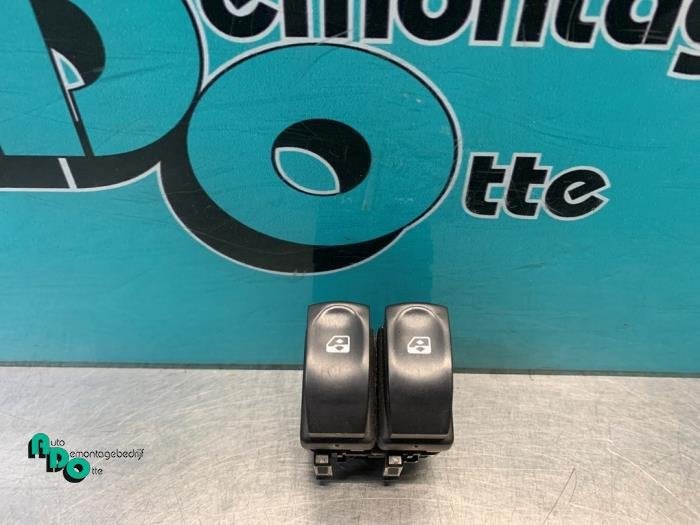 Commutateur vitre électrique d'un Renault Clio (Clio 3 06-), Renault, -, 3 mois de garantie, Utilisé