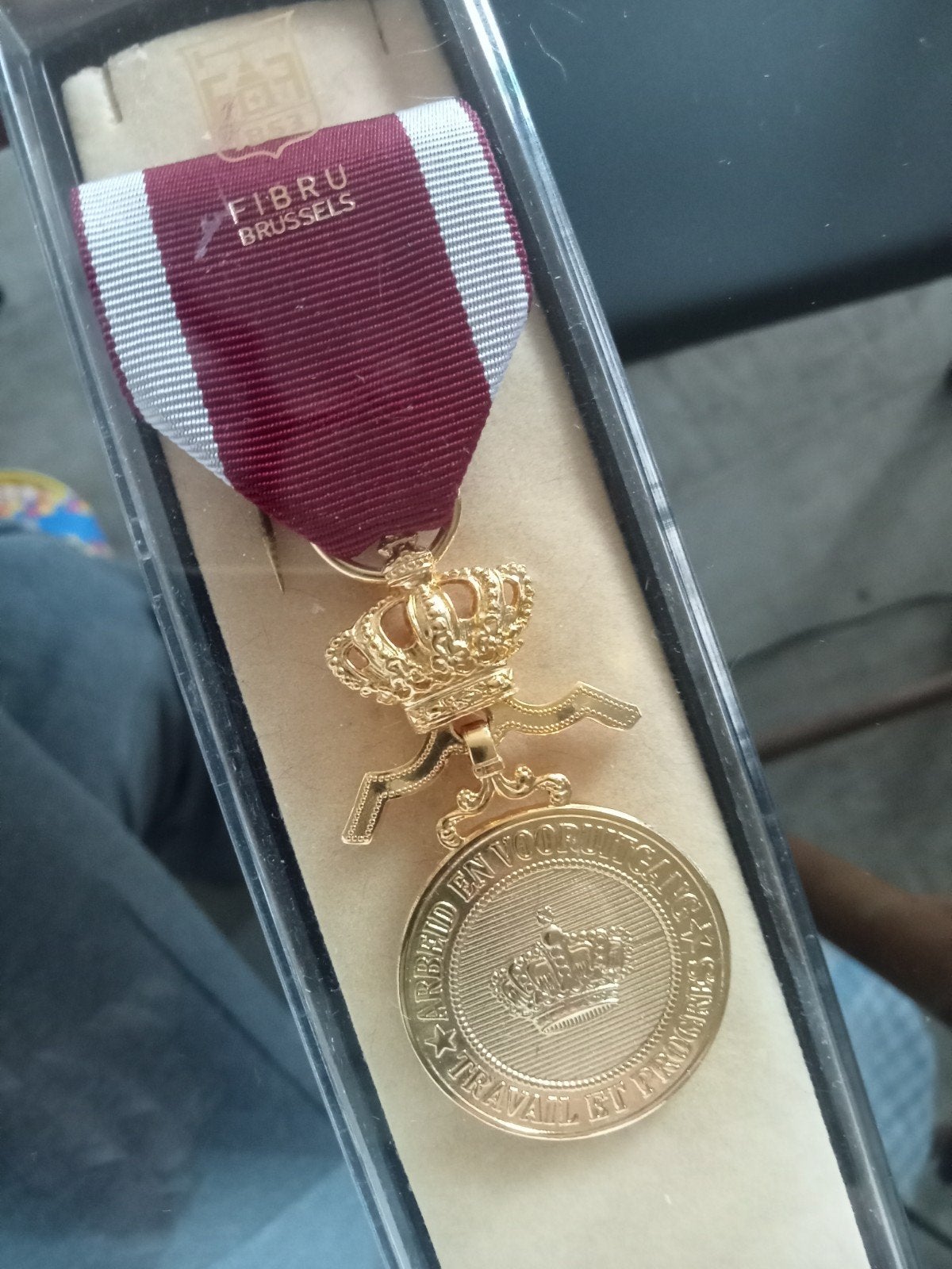 Médaille Ordre de la Couronne, Enlèvement