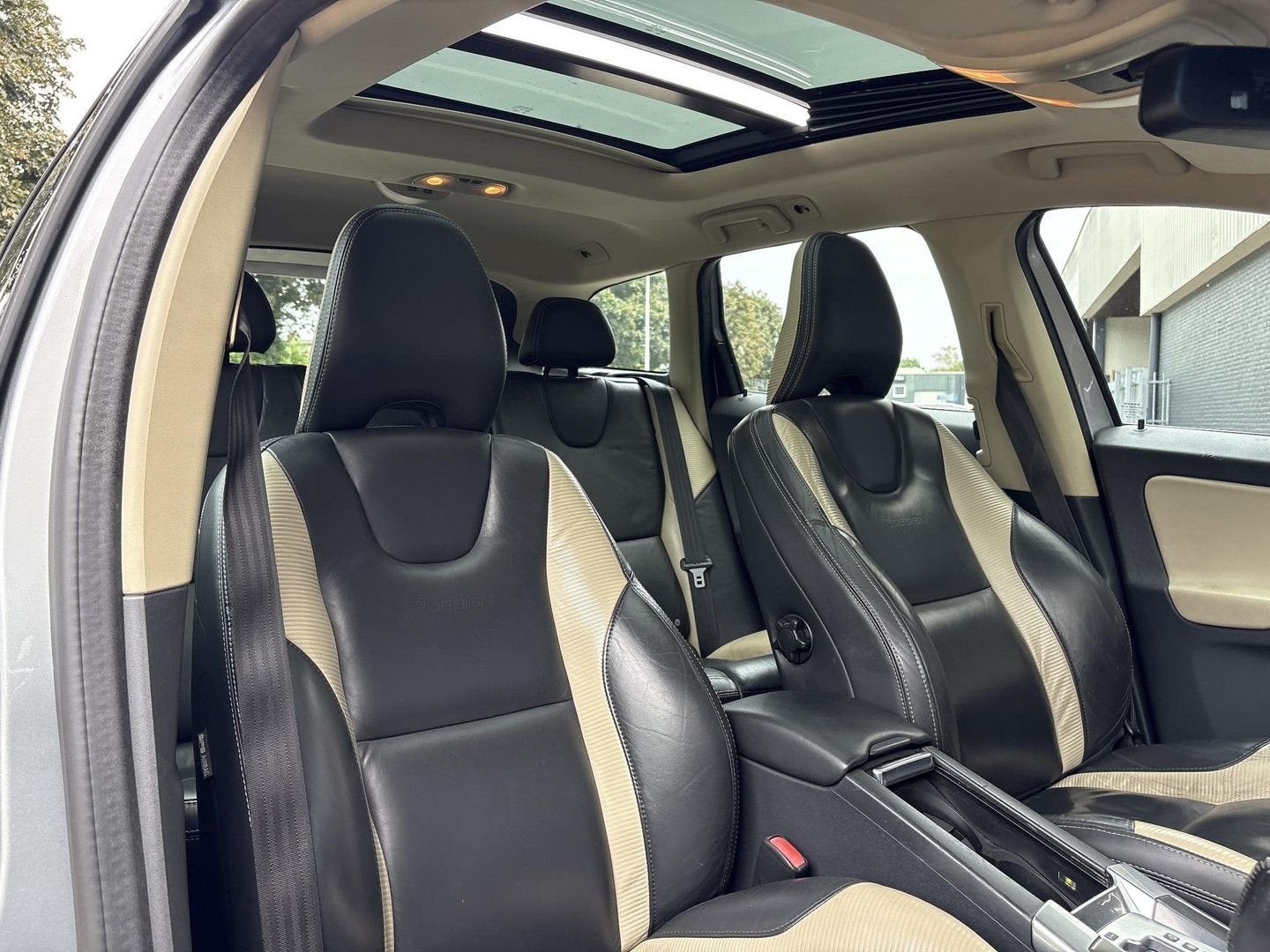 Volvo XC60 2.0 T5 R-Design Automaat | Leder | Pano | Climate, Auto's, Automaat, Zwart, Verwarmde buitenspiegels, Bedrijf