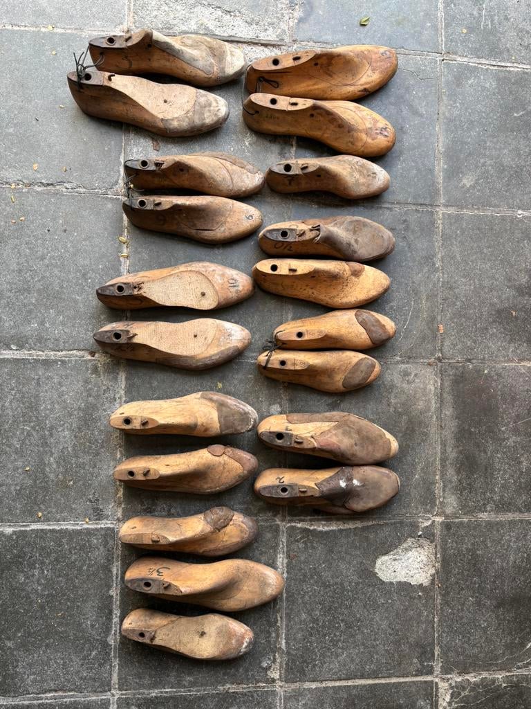 Lot oude houten schoenleesten, Ophalen