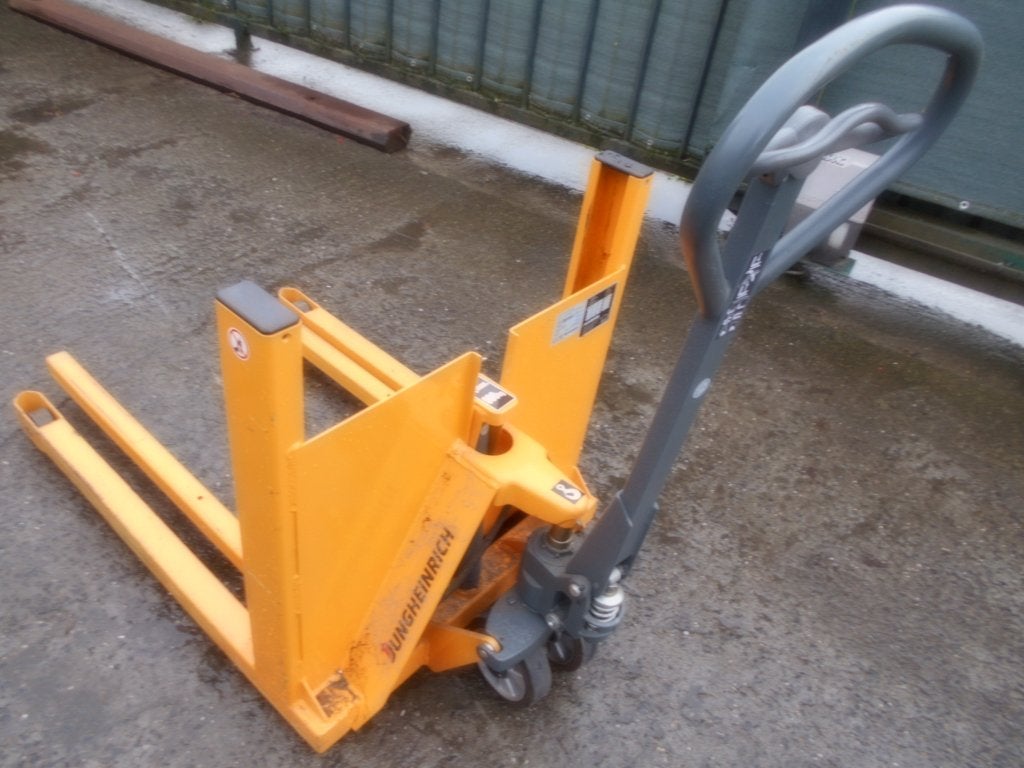 Breedspoor handtranspallet Jungheinrich AM V05, Articles professionnels, Machines & Construction | Chariots élévateurs & Transport interne