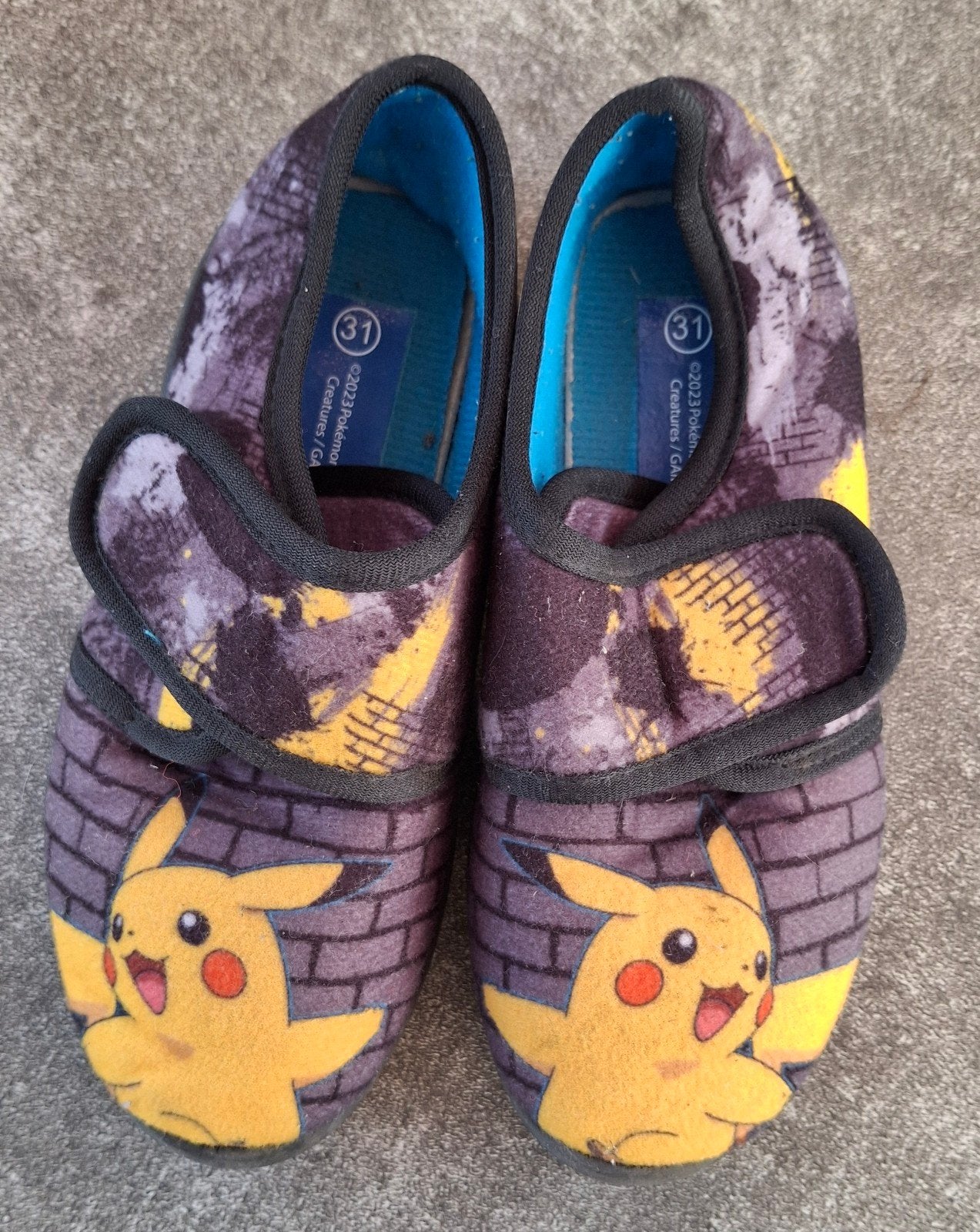 Pokemon pantoffels maat 31 in zeer goeie staat, Ophalen, Jongen of Meisje, Schoenen, Zo goed als nieuw