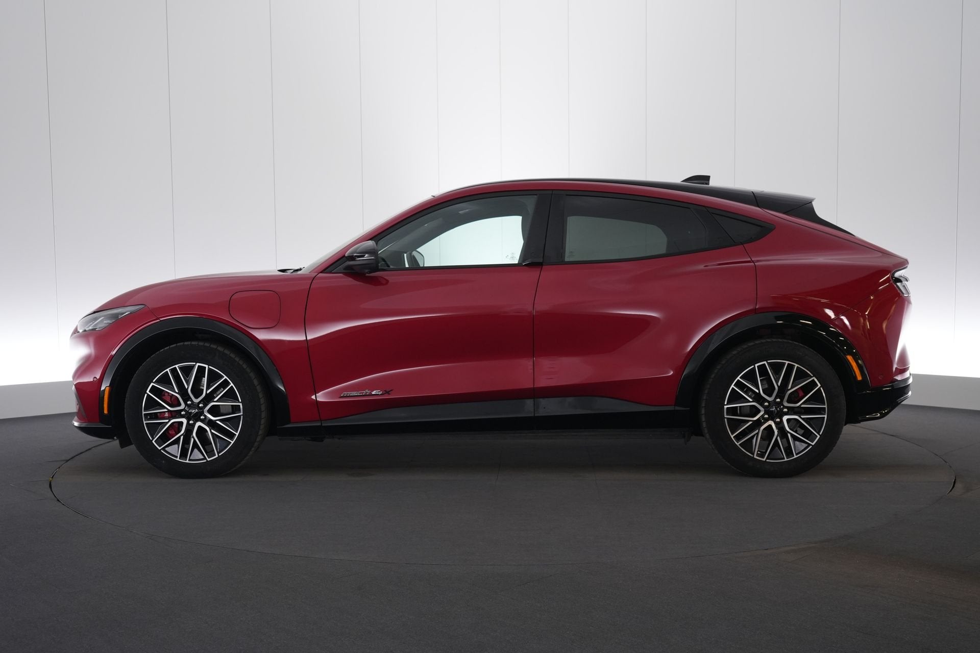 (2FUX709) FORD MUSTANG MACH-E, Rouge, Cuir et Alcantara, Achat, Entreprise