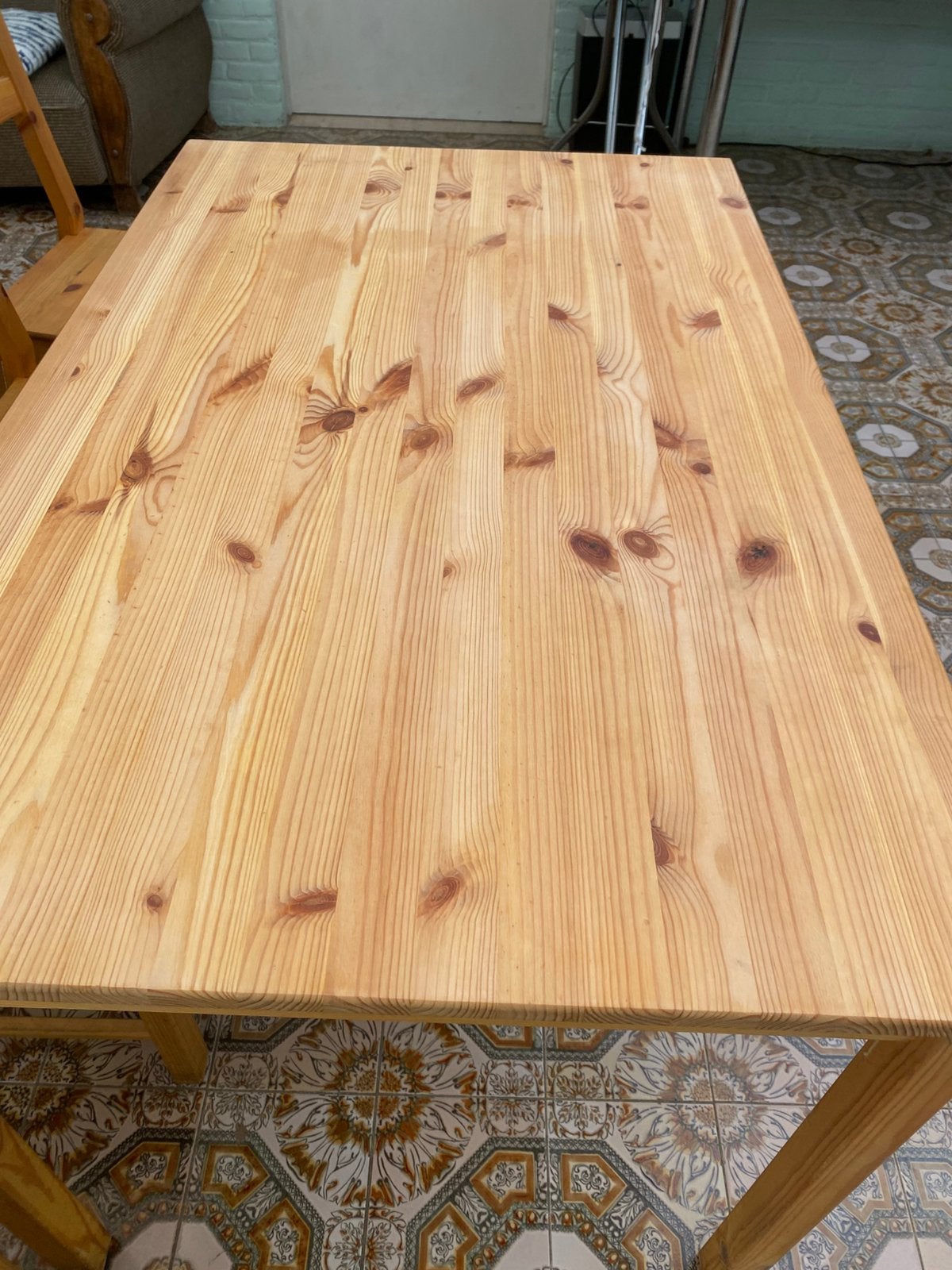 Massief houten (grenen) tafel en 4 stoelen, Ophalen, Zo goed als nieuw