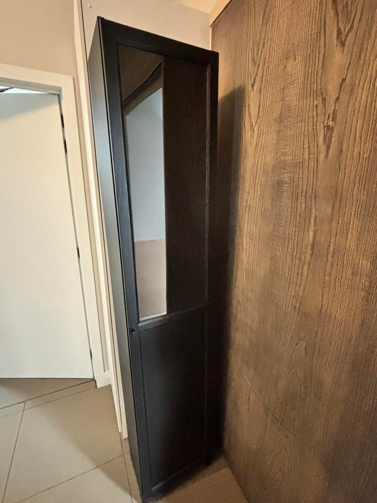 Smalle hoge vitrinekast zwart bruin, Ophalen, Minder dan 50 cm, 200 cm of meer, Zo goed als nieuw