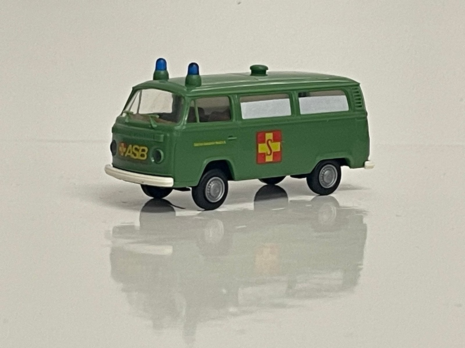 Brekina VW T2 ASB blaulicht 1:87, Hobby & Loisirs créatifs, Voitures miniatures | 1:87, Enlèvement ou Envoi, Comme neuf, Bus ou Camion