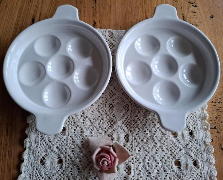 2 Witte slakken / escargot bordjes, ook leuk voor eieren, Assiettes(s), -, Utilisé, Autres styles