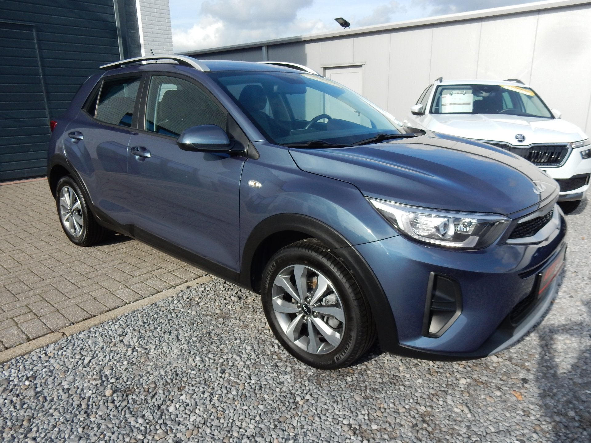 Kia Stonic 100pk ! 56000km ! (bj 2023), Auto's, Stof, Overige kleuren, Bedrijf, Grijs