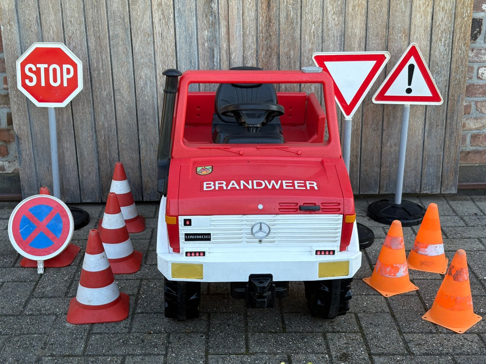pedaal brandweerwagen Unimog met verkeersborden en kegels, Kinderen en Baby's, Speelgoed | Buiten | Voertuigen en Loopfietsen