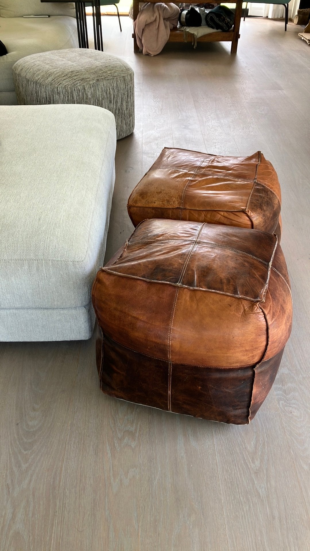 2 poufs en cuir, Maison & Meubles, Enlèvement, Utilisé, Carré, Cuir