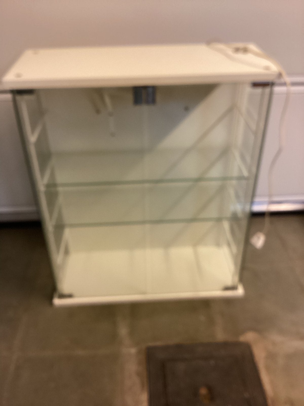 Vitrine 2 tablettes en verre, 2 portes, Maison & Meubles, Enlèvement, Comme neuf, Verre