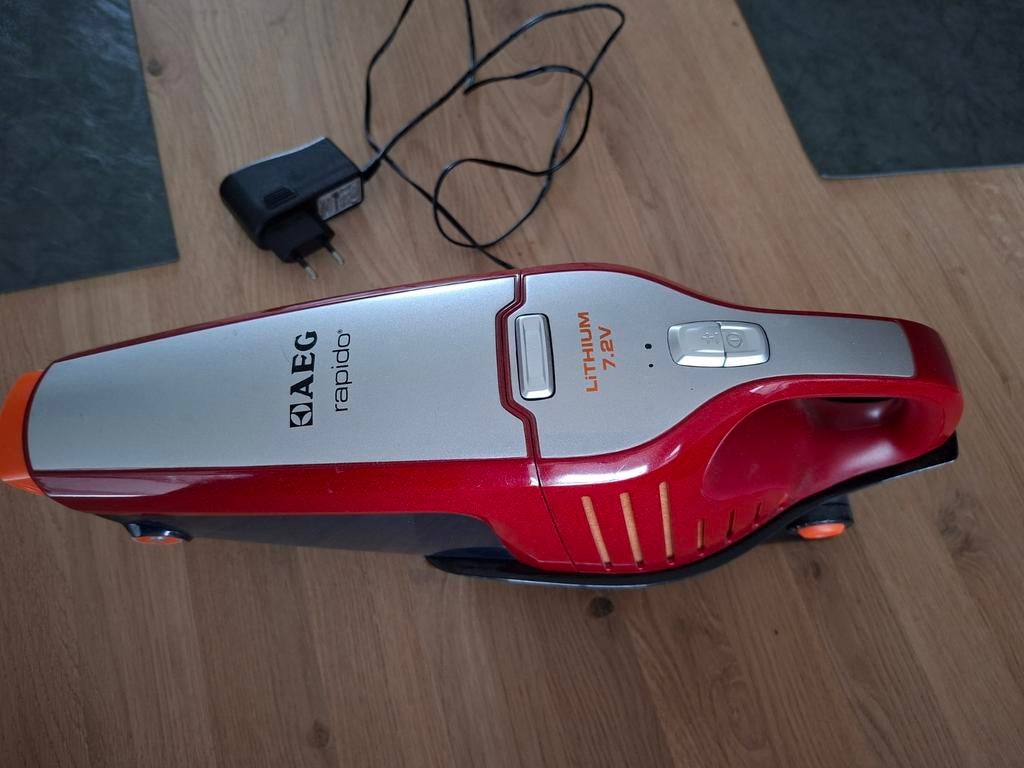 Aeg pet thief Rapido AG6106 7,2 volts, état neuf !, Enlèvement, Comme neuf, Réservoir, Aspirateur de table