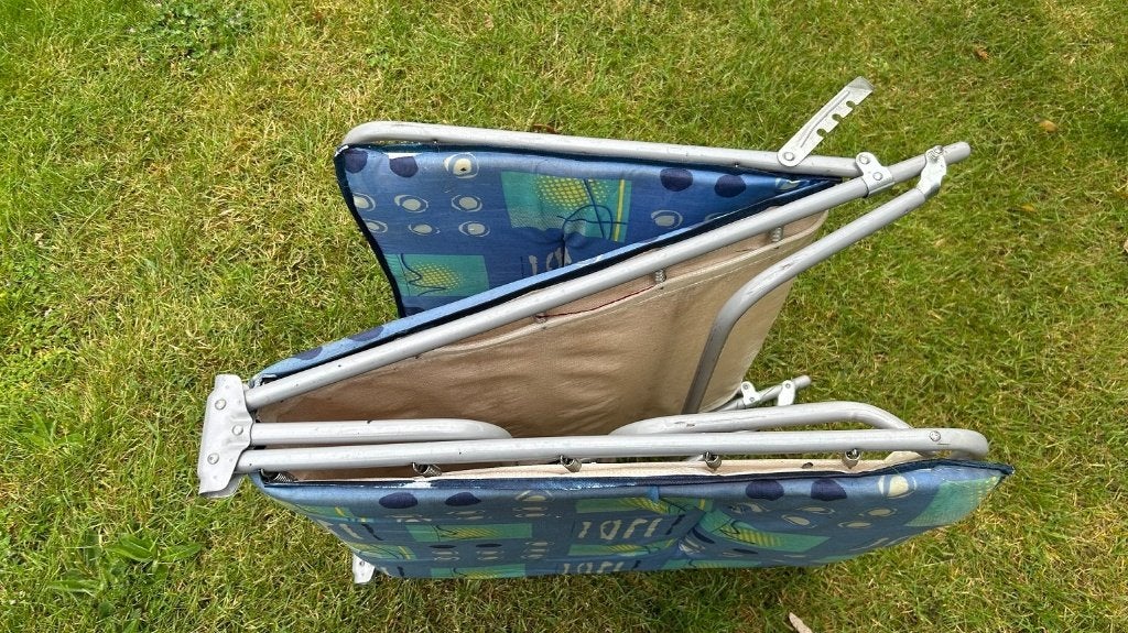 LIGBED MET ZACHTE SCHUIMVULLING, Tuin en Terras, Ophalen, Zo goed als nieuw, Overige materialen, Inklapbaar