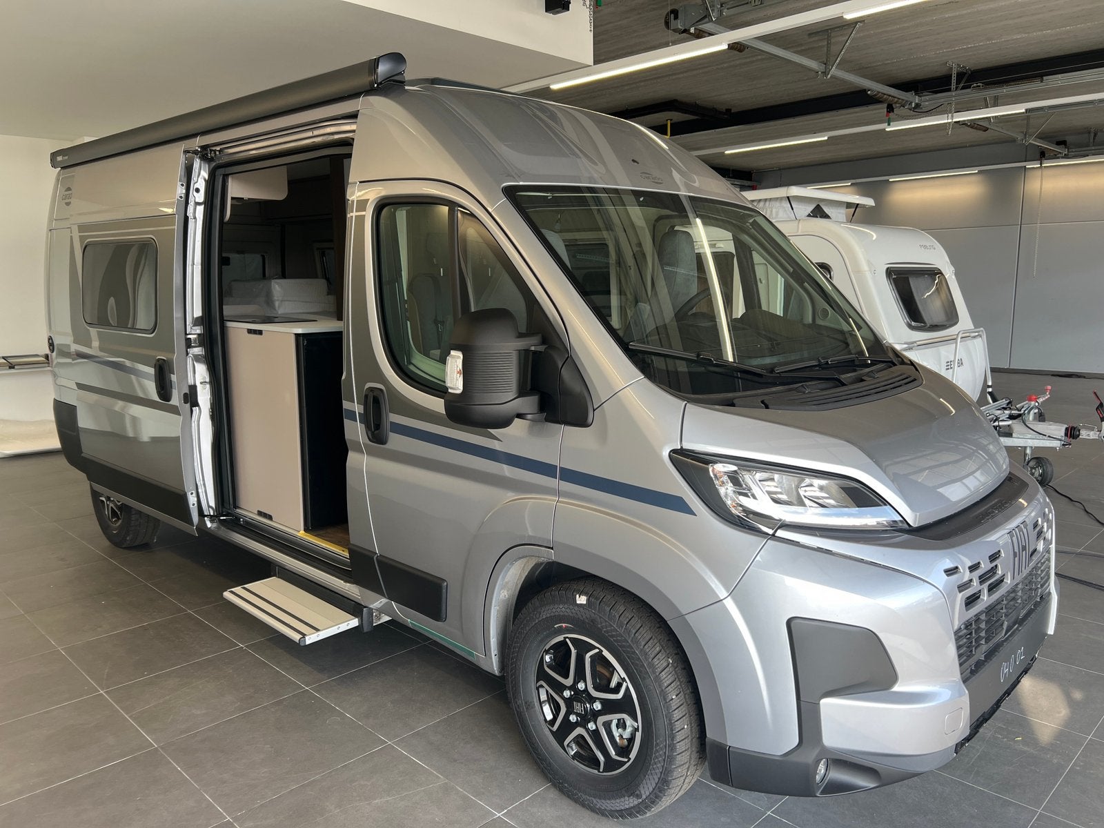Carado Hymer CV 602 lengtebedden 6m, Caravans en Kamperen, Automaat, Buscamper of Camperbus, Airbags, Ringverwarming