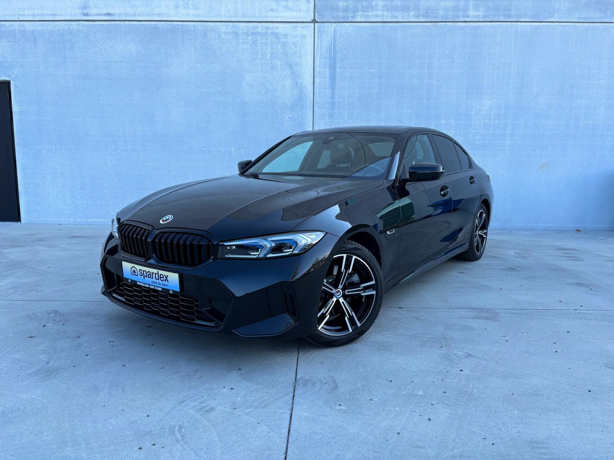 BMW 3-serie 330e | M-pack | Leasing (bj 2022, automaat), Auto's, Automaat, Euro 6, Parkeersensor, Zwart