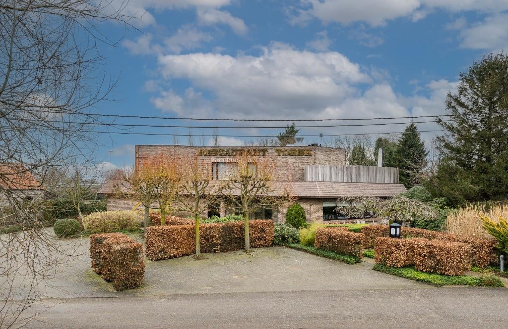 PROPRIÉTÉ COMMERCIALE POLYVALENTE AVEC RÉSIDENCE, 2800 m², Achat, Espace Horeca