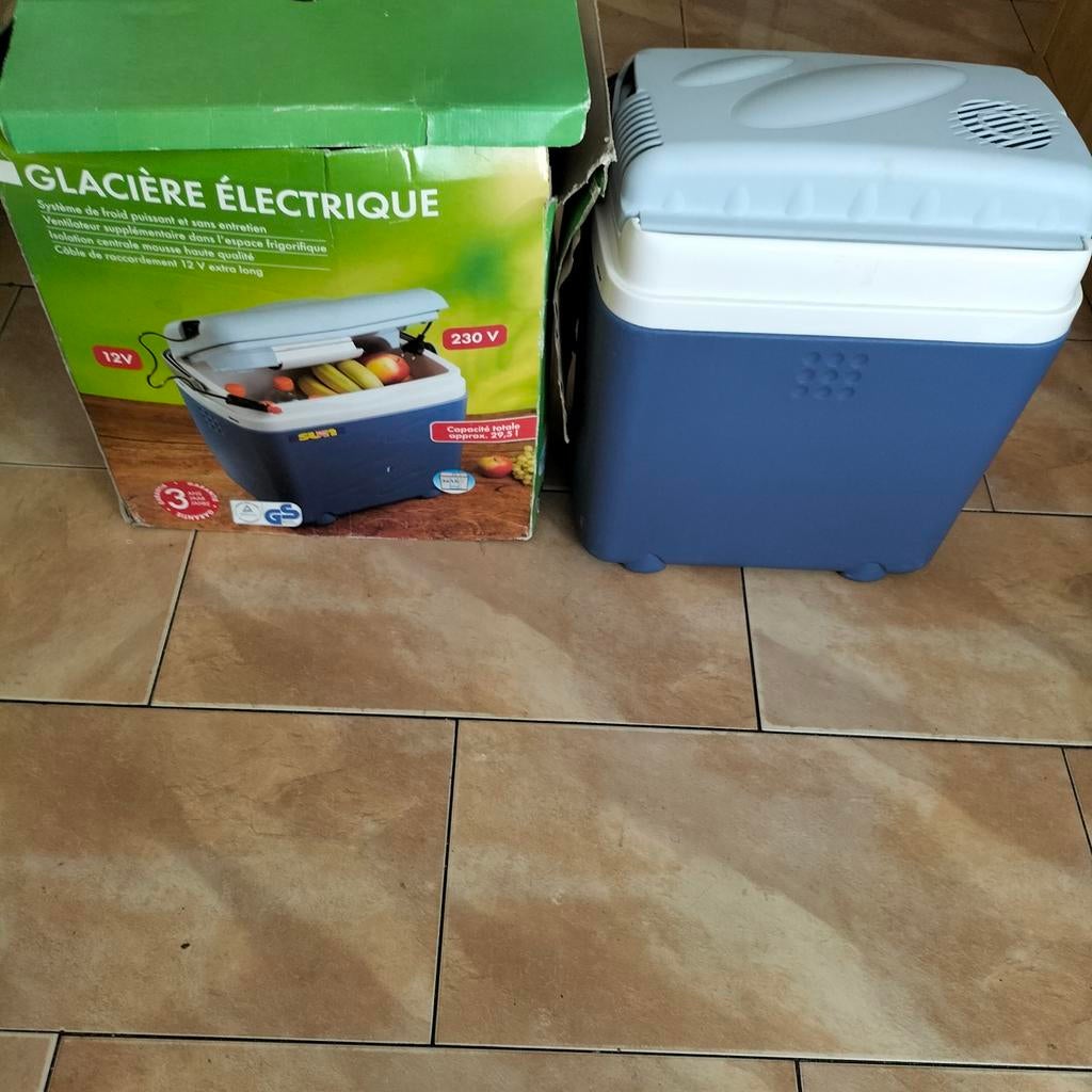 Frigo pour voyage pour voiture ou maison comme neuf....
