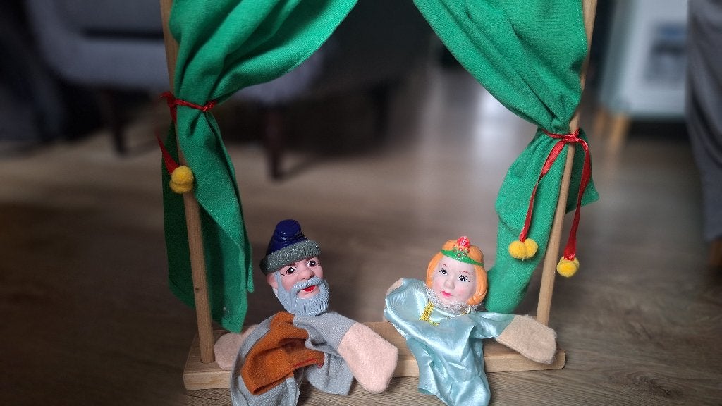 Poppenkast + 6 poppen, Ophalen, Gebruikt