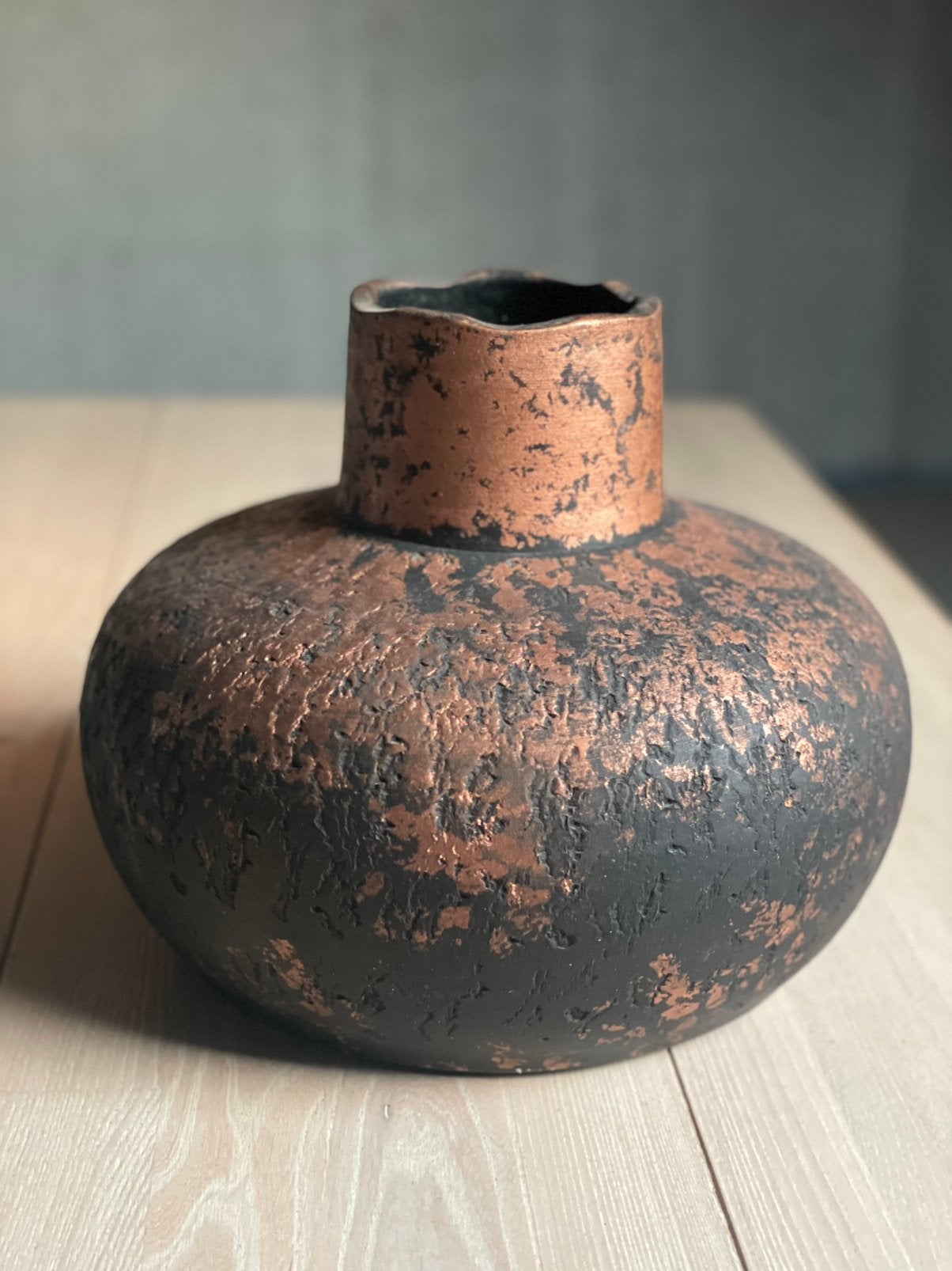 Vaas - brons en zwart, Huis en Inrichting, Woonaccessoires | Vazen, Ophalen, Meerkleurig, 25 cm, Zo goed als nieuw