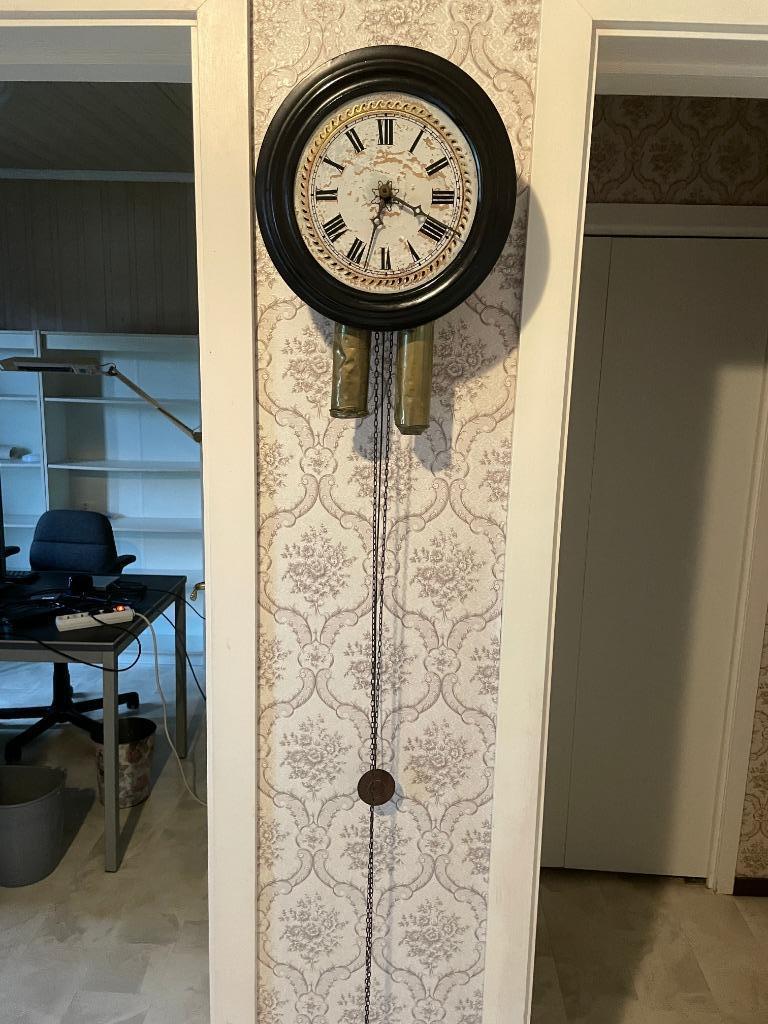 Een oude ronde wandklok. Met slinger en gewichten., Enlèvement ou Envoi