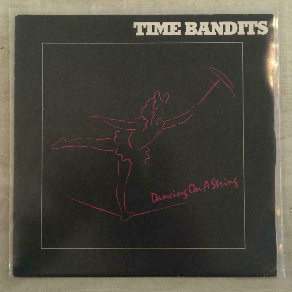 7" Time Bandits - Dancing On A String (CBS 1985) VG+, Single, Utilisé, Pop, 7 pouces