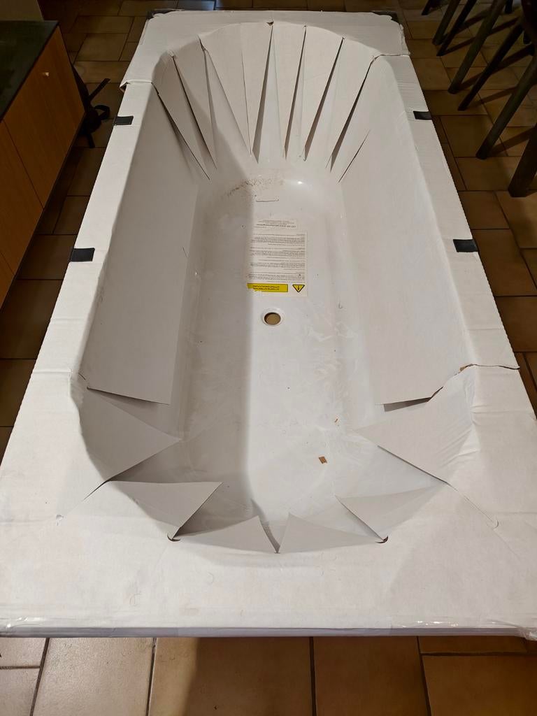 Baignoire de 1,8 m sur 0,8 m (légèrement endommagée), Enlèvement
