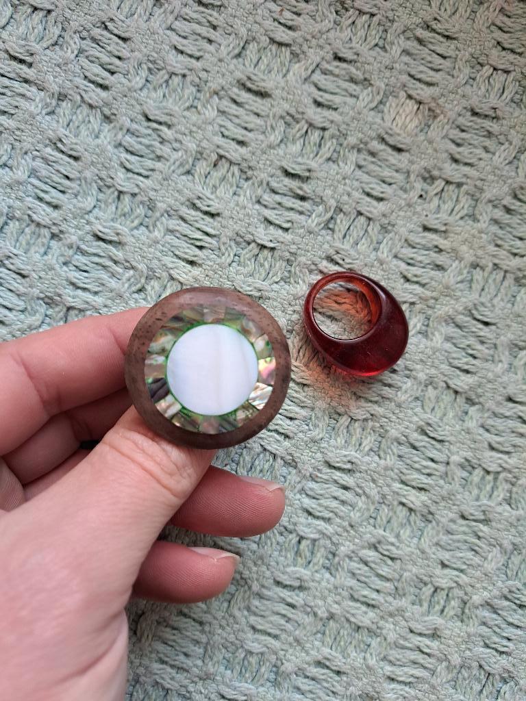 bague en bois + bague fantaisie rouge, Bijoux, Sacs & Beauté, Bagues, Rouge, Enlèvement ou Envoi, Utilisé, Autres matériaux