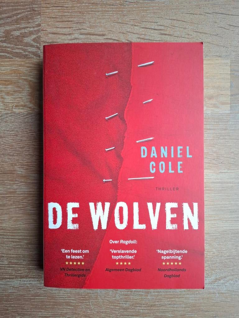 Boek De wolven - Daniel Cole, Boeken, Ophalen of Verzenden, Zo goed als nieuw, Daniel Cole