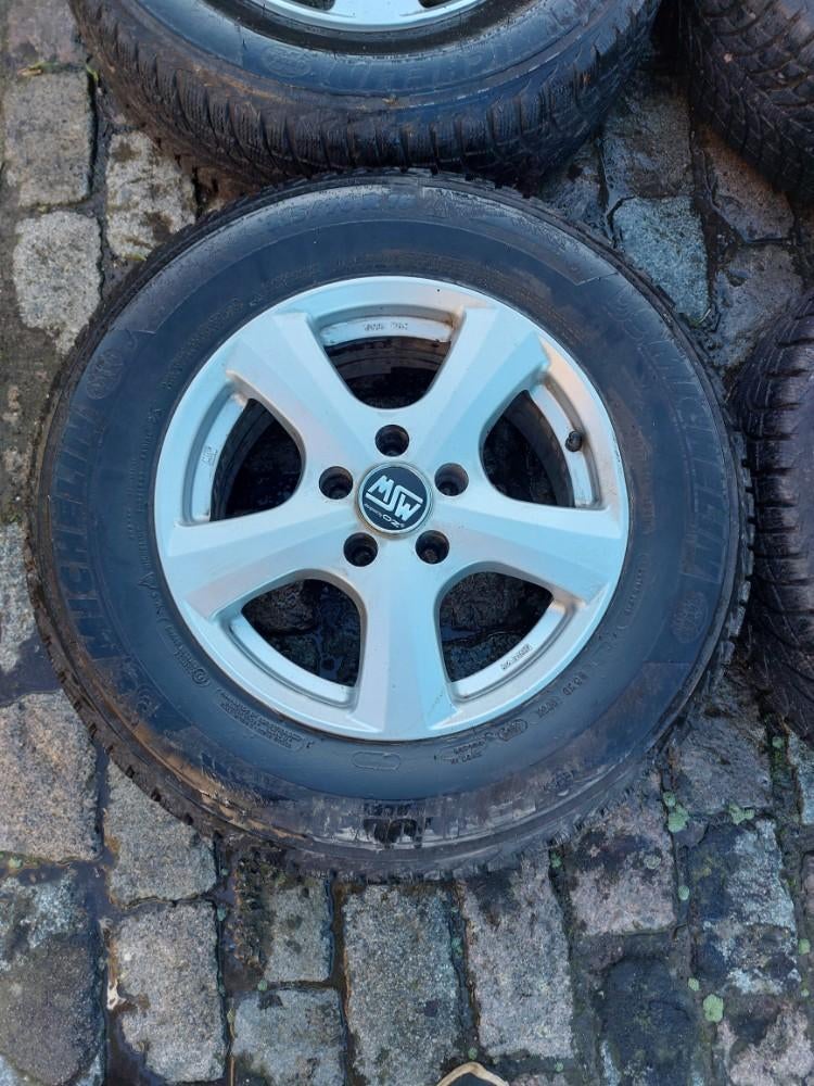 4 jantes alu avec pneus neige 215/70 R16 Kia Sportage, Autos : Pièces & Accessoires, Enlèvement, Pneu(s)