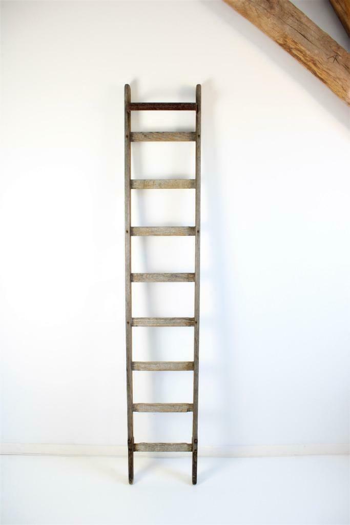 oude smalle houten ladder, Ophalen