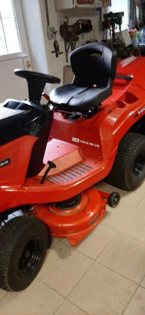 Tractor met rode maaimachine, Ophalen, Zo goed als nieuw, Solo T16, Versnellingen