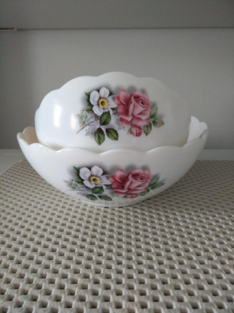 Arcopal Vintage - 2 mooie gekartelde slakommen met rozendeco, Ophalen of Verzenden