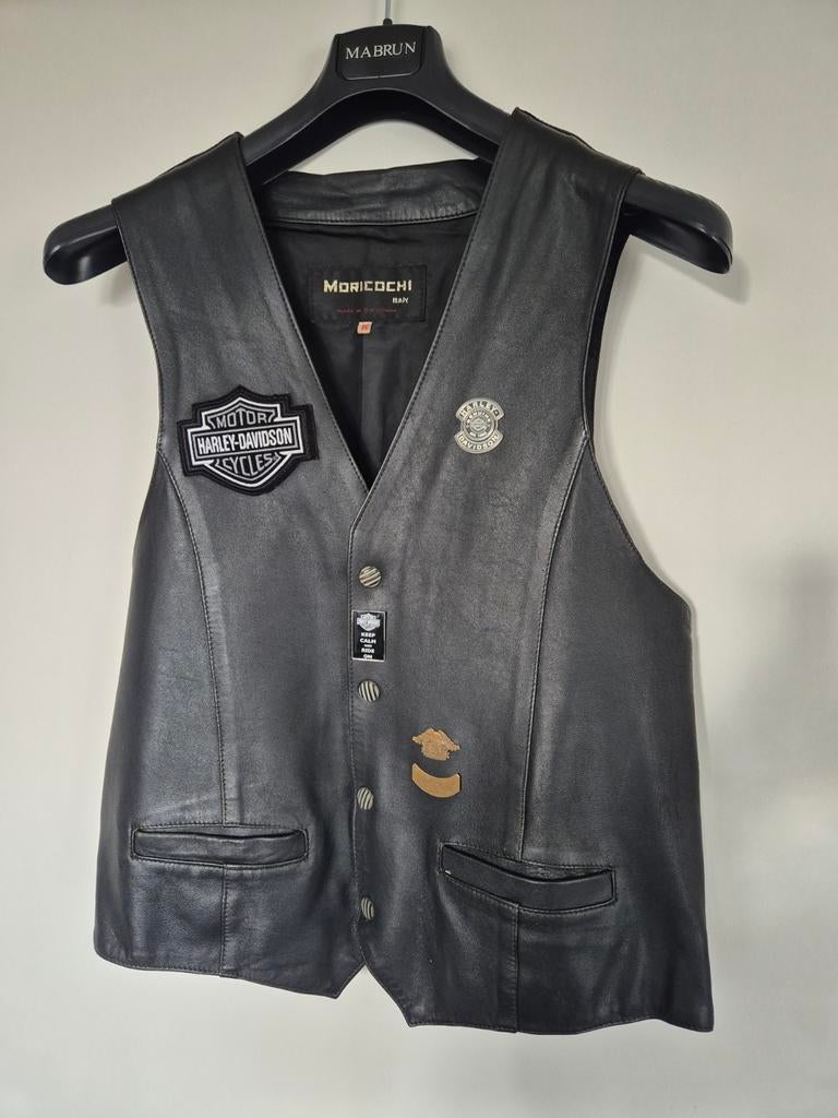 Lederen Gilet, Ophalen