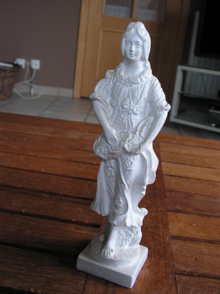 Statue vintage en plâtre d'une fille avec fleurs., Envoi