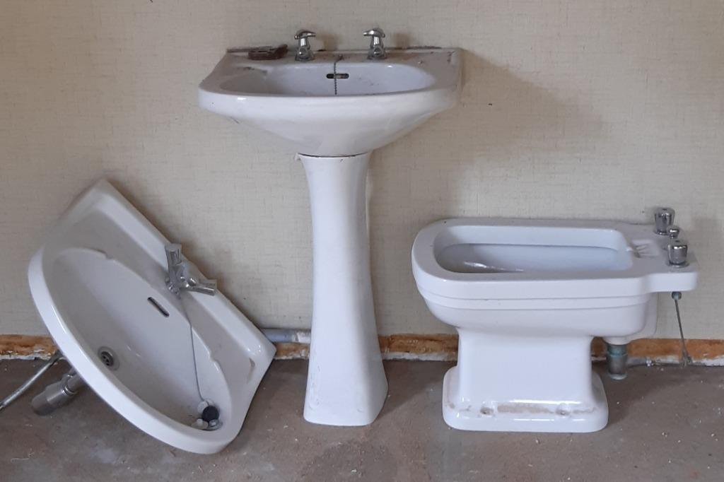 lavabo met kraan links op foto, Ophalen, Kraan