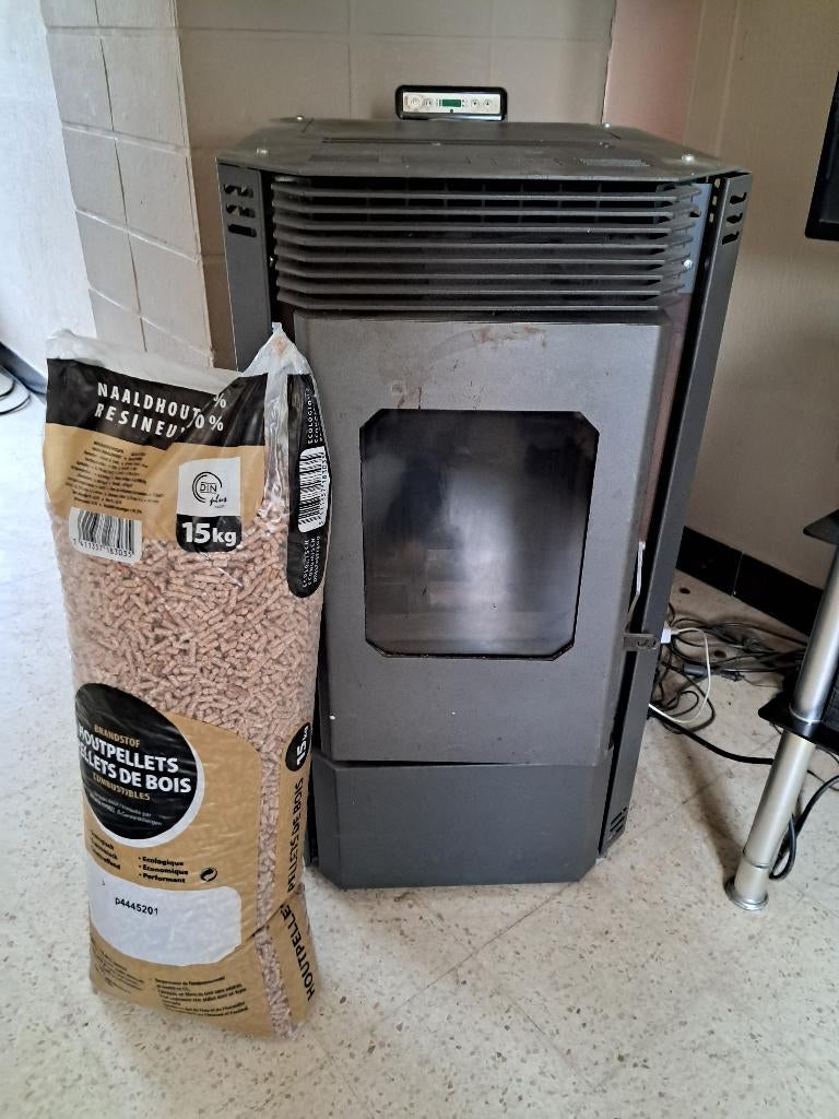 Pelletkachel 10KW + 12 zakken Pellets 15KG, Ophalen, Gebruikt, Pelletkachel, Vrijstaand